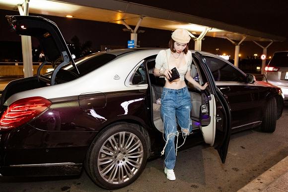 Vừa kết thúc ồn ào với Vũ Thu Phương, Ngọc Trinh đã gây bấn loạn với vòng eo 56 tại sân bay-1