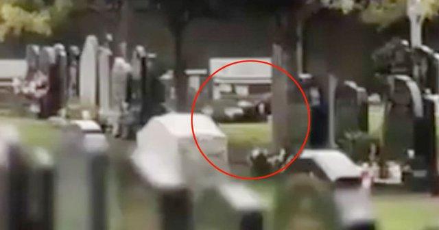 Ghê tởm đôi nam nữ bất chấp diễn cảnh giường chiếu ngay tại nghĩa trang-1