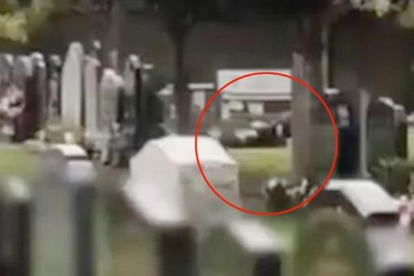 Tưởng đeo mặt nạ mây mưa sẽ bớt bị soi, đôi trẻ vẫn khiến dân tình nóng mặt vì hành sự ngay tại bảo tàng-2