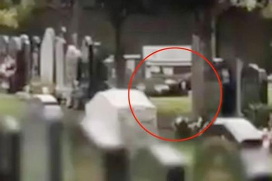 Ghê tởm đôi nam nữ bất chấp diễn cảnh giường chiếu ngay tại nghĩa trang