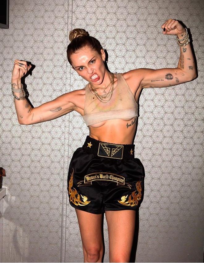 Miley Cyrus đăng ảnh hở ngực sau khi ly hôn-1