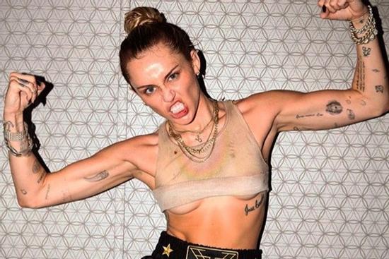 Miley Cyrus đăng ảnh hở ngực sau khi ly hôn