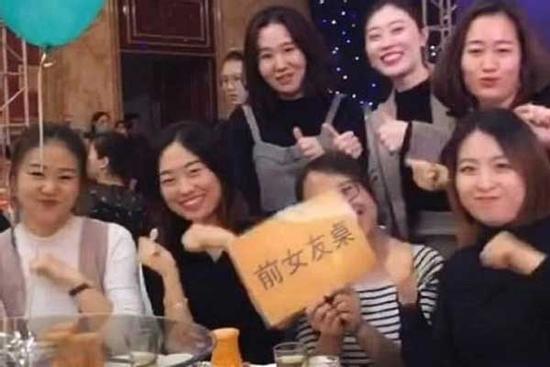 Chú rể 'chơi lớn', đặt riêng bàn cho hội người yêu cũ đến dự còn ghi cả biển chữ