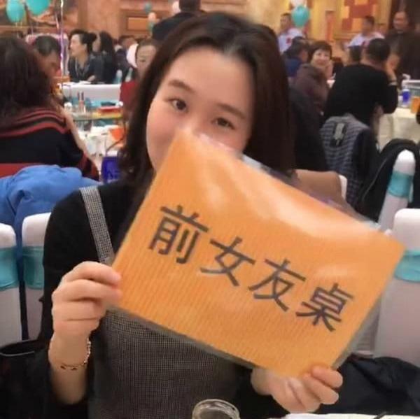 Chú rể chơi lớn, đặt riêng bàn cho hội người yêu cũ đến dự còn ghi cả biển chữ-2