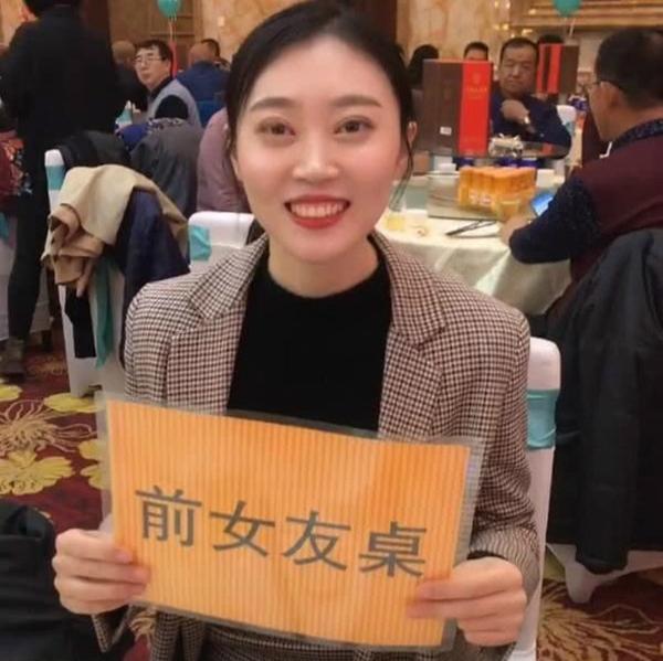 Chú rể chơi lớn, đặt riêng bàn cho hội người yêu cũ đến dự còn ghi cả biển chữ-3