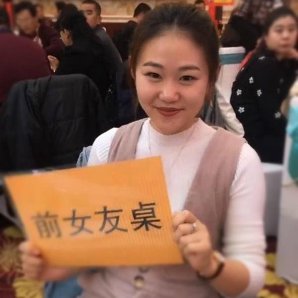 Chú rể chơi lớn, đặt riêng bàn cho hội người yêu cũ đến dự còn ghi cả biển chữ-4