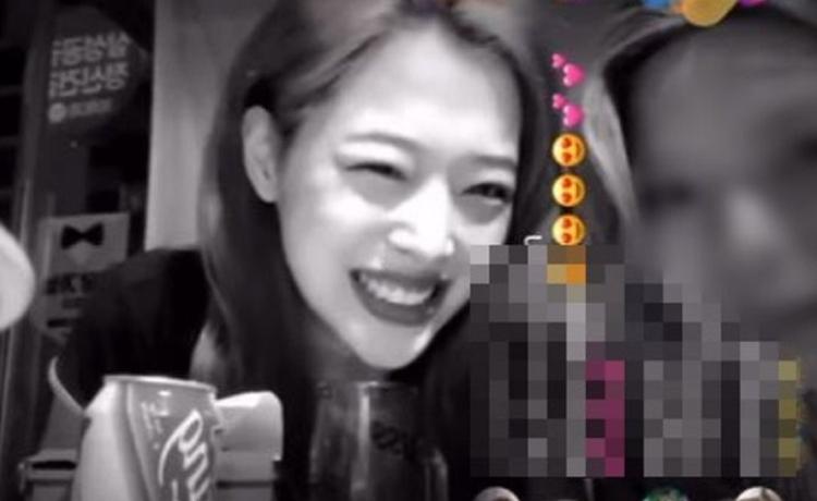 Xót xa nhìn Sulli hoảng sợ, ôm đầu cúi gằm mặt vì bị fan nam quấy rối giữa lúc đang livestream-1