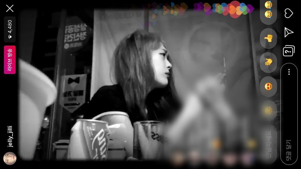 Xót xa nhìn Sulli hoảng sợ, ôm đầu cúi gằm mặt vì bị fan nam quấy rối giữa lúc đang livestream-3