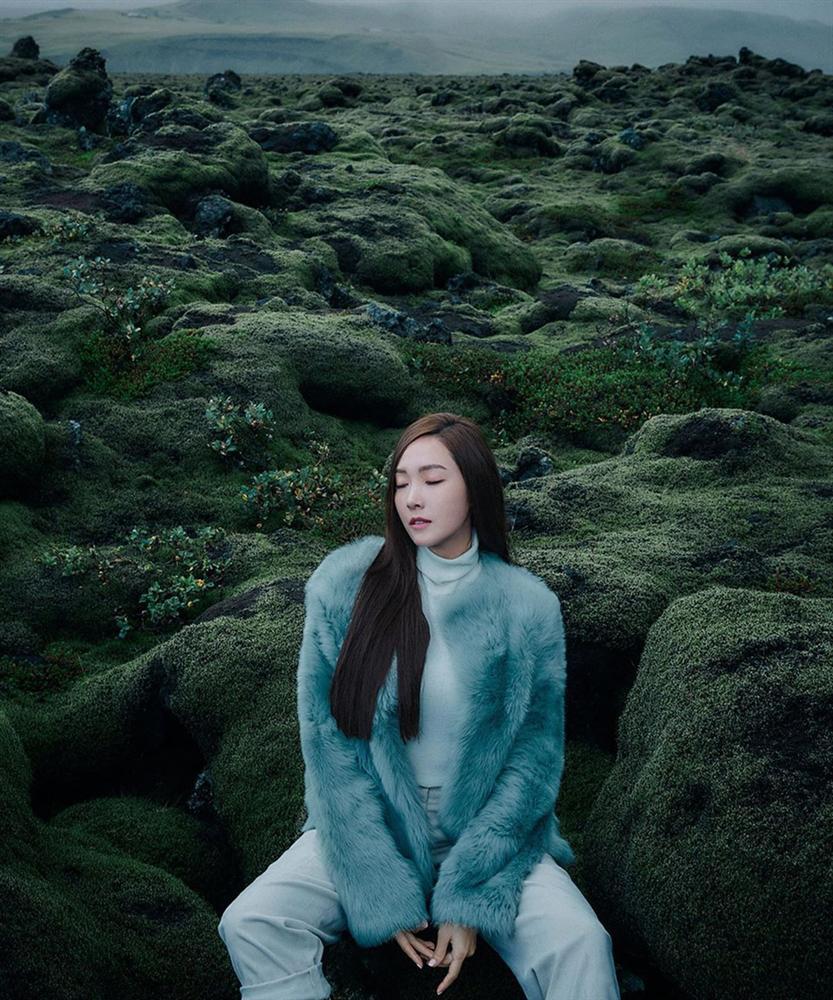 Liên tiếp mặc xấu ở sự kiện, Jessica lấy lại phong độ trong bộ ảnh mới đẹp long lanh-1