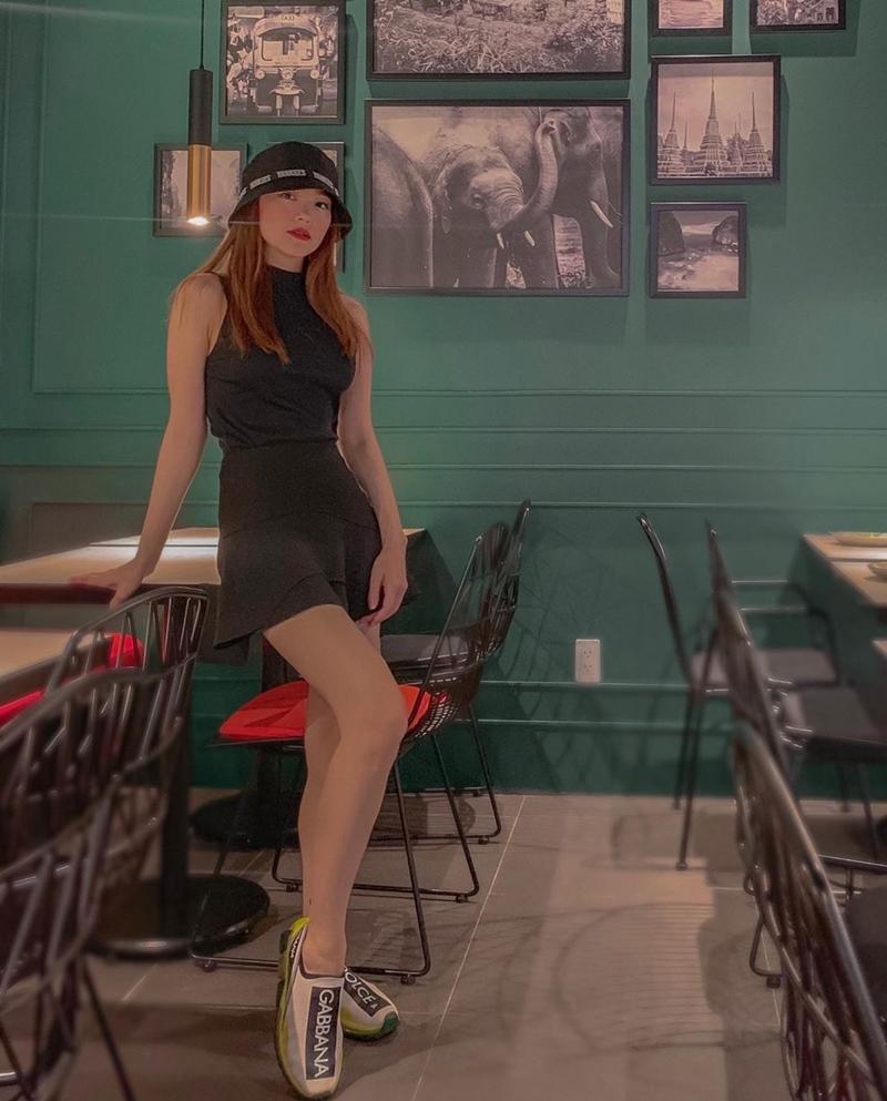 Kỳ Duyên khoe thời trang sân bay sương sương nửa tỷ - Văn Mai Hương bị chê già như thím vì set đồ hoa-4