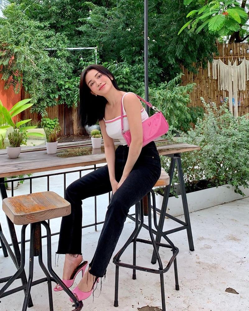 Kỳ Duyên khoe thời trang sân bay sương sương nửa tỷ - Văn Mai Hương bị chê già như thím vì set đồ hoa-2