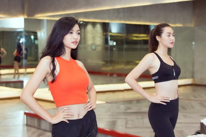 Á hậu Kiều Loan, Tường San khoe hình thể nóng bỏng, sải bước kiêu kỳ khi luyện tập catwalk-4