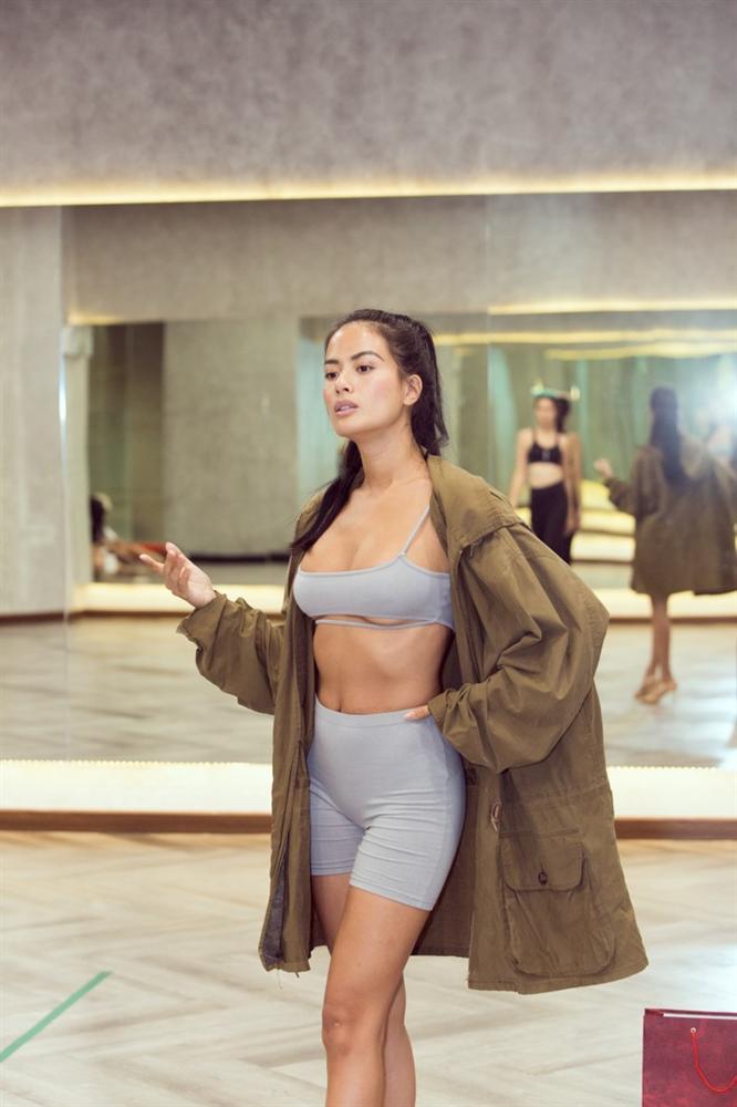 Á hậu Kiều Loan, Tường San khoe hình thể nóng bỏng, sải bước kiêu kỳ khi luyện tập catwalk-5