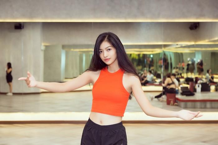 Á hậu Kiều Loan, Tường San khoe hình thể nóng bỏng, sải bước kiêu kỳ khi luyện tập catwalk-8