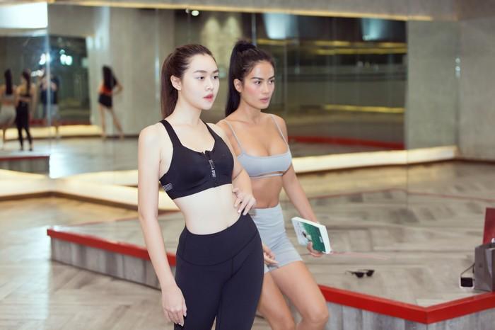 Á hậu Kiều Loan, Tường San khoe hình thể nóng bỏng, sải bước kiêu kỳ khi luyện tập catwalk-12