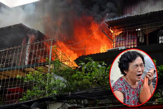 Cháy tại khu tập thể Kim Liên, người dân khóc ngất vì ngọn lửa bốc lên cao vút