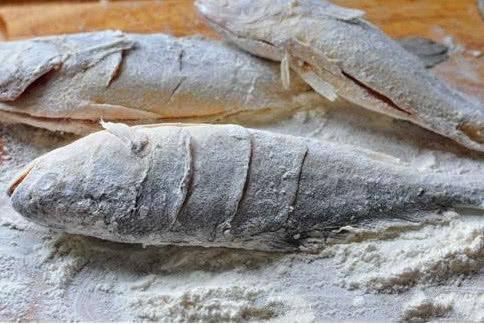 Rán cá suốt ngày bị nát, học ngay 5 mẹo này để cá luôn vàng giòn không dính chảo-3