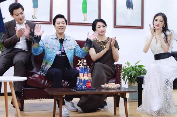 Không phải ai cũng dám ăn mặc phá cách như Dương Mịch: Trên diện váy thướt tha là vậy, dưới lại đi giày thể thao-1