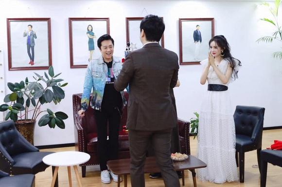 Không phải ai cũng dám ăn mặc phá cách như Dương Mịch: Trên diện váy thướt tha là vậy, dưới lại đi giày thể thao-2