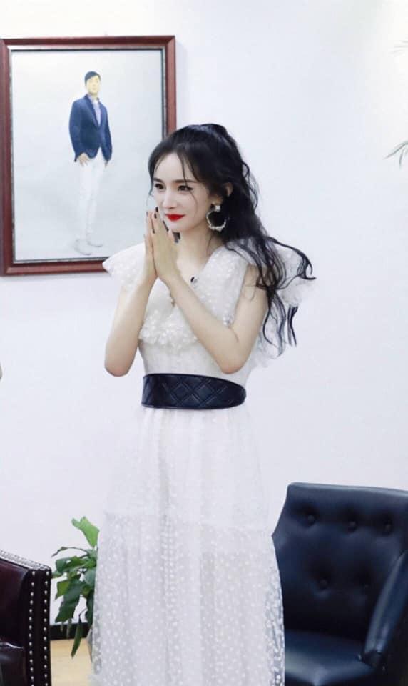 Không phải ai cũng dám ăn mặc phá cách như Dương Mịch: Trên diện váy thướt tha là vậy, dưới lại đi giày thể thao-3