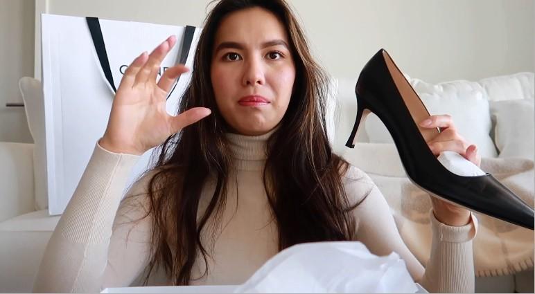 Kém gì Ngọc Trinh, con gái nữ hoàng ảnh lịch Diễm My khoe clip đập hộp hàng hiệu cực chất-4