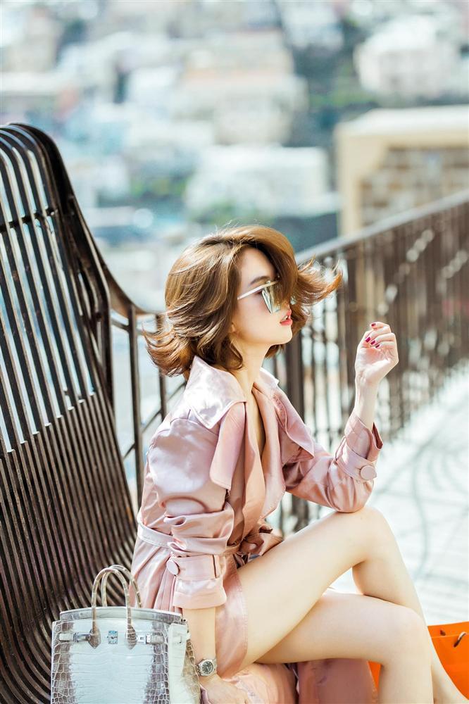 Đẳng cấp khoe thân kiểu mới của Ngọc Trinh: Mặc nội y đi shopping tiền tỷ giữa phố Tây-9