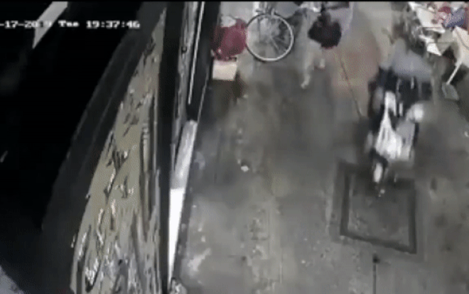 Clip: Thấy cô gái đi đổ rác ăn mặc gợi cảm, nam thanh niên giờ trò sàm sỡ và cái kết chết nửa đời người-2