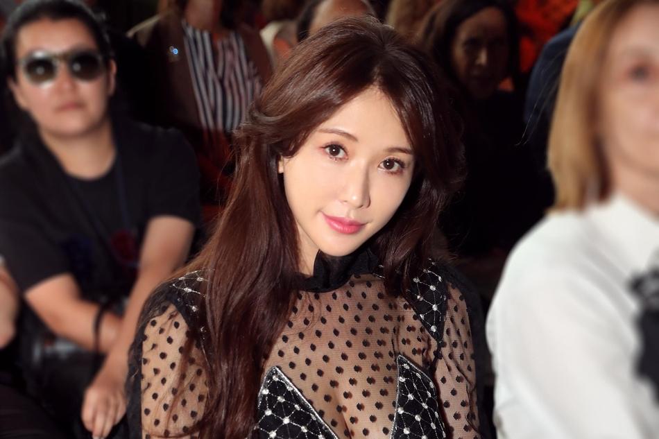 Lâm Chí Linh thay 5 váy trong ngày cưới-10