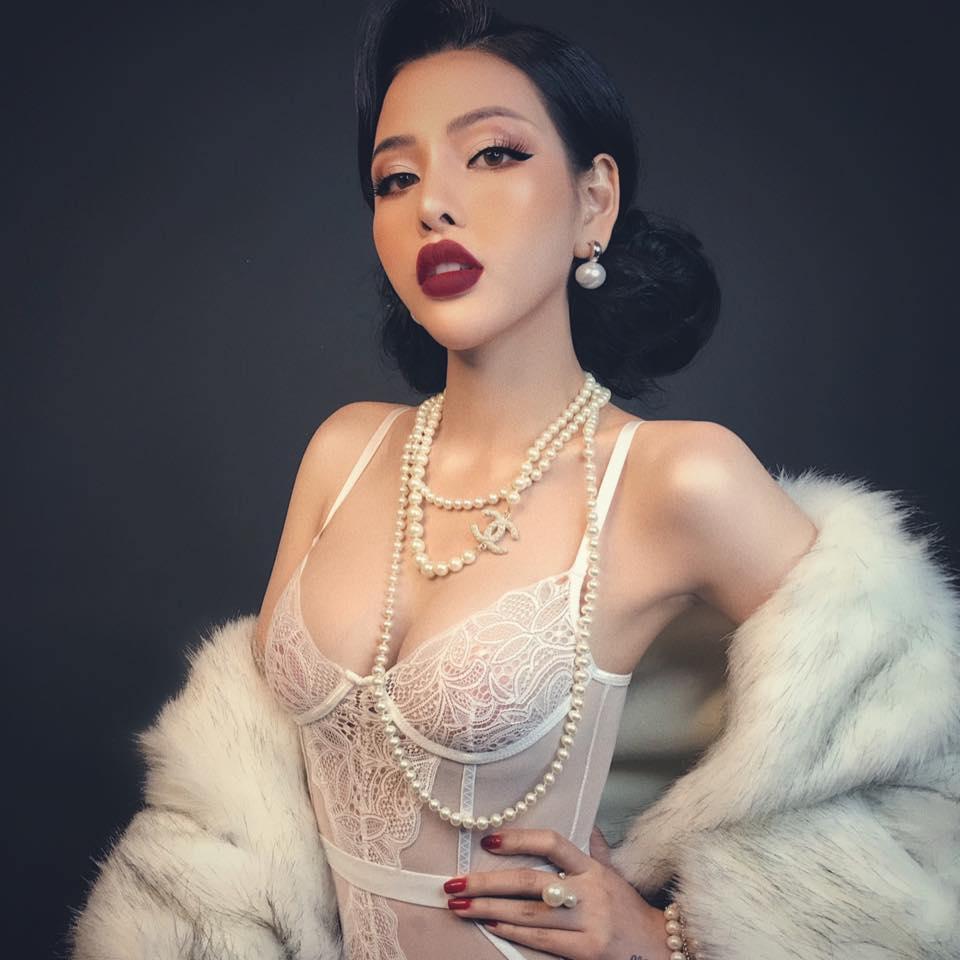 Người mẫu đình đám mạng xã hội gây phẫn nộ vì bán khỏa thân, cầm nón che ngực giữa phố cổ Hội An-8