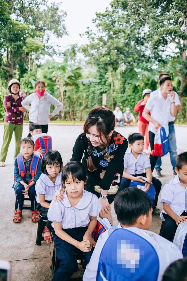 Sau loạt thị phi, vợ hai Minh Nhựa ghi điểm khi cùng ông xã thực hiện hành động đẹp-5