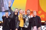 Nhóm nhạc huyền thoại Backstreet Boys giúp fan cầu hôn-1