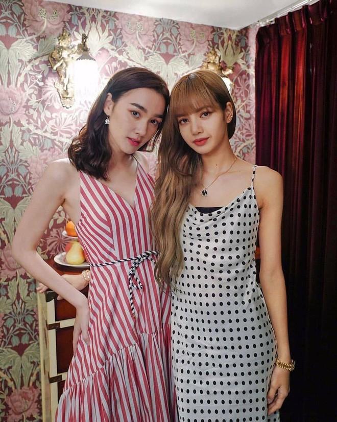 Thúy Vi đụng hàng Lisa (BlackPink): phe bà chủ vựa hoa quả phồn thực hay phe nữ sinh Rich Kid chiến thắng?-3