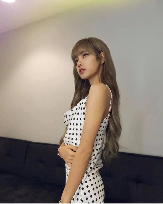 Thúy Vi đụng hàng Lisa (BlackPink): phe bà chủ vựa hoa quả phồn thực hay phe nữ sinh Rich Kid chiến thắng?-4