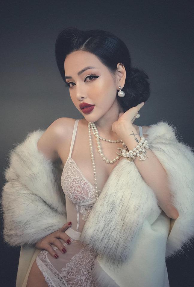 Người mẫu cởi áo giữa Hội An tự nhận là diễn viên sân khấu kịch, lập tức bà chủ Hồng Vân dập tơi bời-3