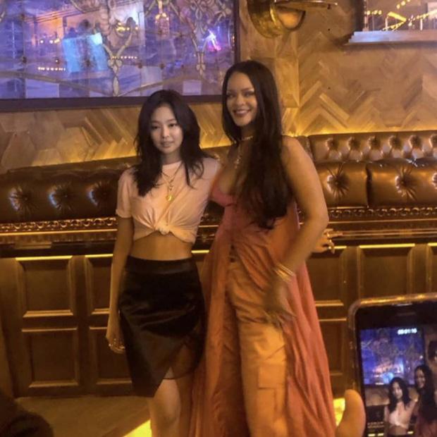 Mỹ nữ vạn người mê Jennie (BlackPink) hóa fangirl nhỏ bé, đọ sắc bên thần tượng Rihanna-2