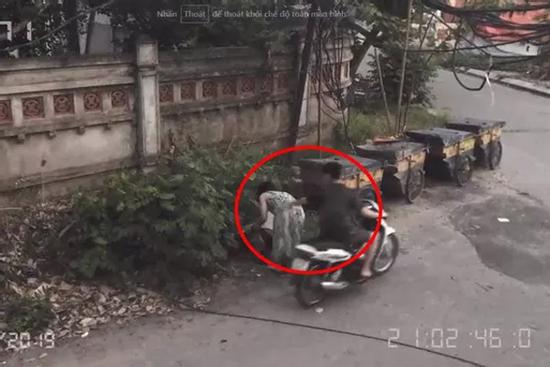 Clip: Thấy cô gái đi đổ rác ăn mặc gợi cảm, nam thanh niên giờ trò sàm sỡ và cái kết 'chết nửa đời người'