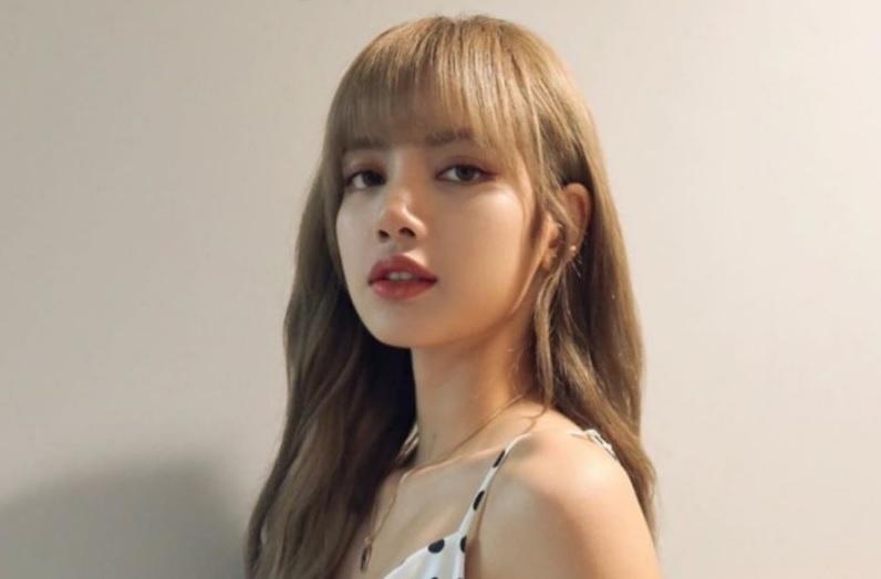 BLACKPINK Lisa đã quyên góp 100.000 baht (khoảng 3.300 USD) để giúp đỡ những người chịu ảnh hưởng của lũ lụt tại Đông Bắc Thái Lan.