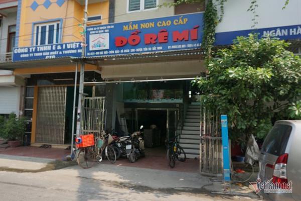 Bé 3 tuổi bị bỏ quên 7 tiếng trên xe được xuất viện-1