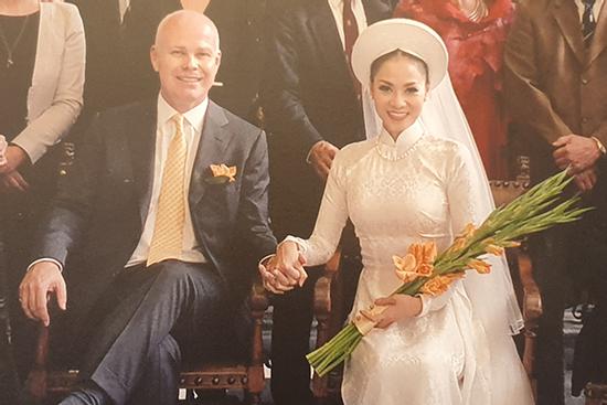 Ca sĩ Thu Minh lần đầu công khai ảnh cưới