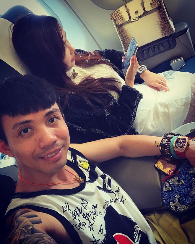 Vợ chồng Minh Nhựa khoe ảnh dùng túi Hermès cá sấu, đồng hồ 23 tỷ đồng-1