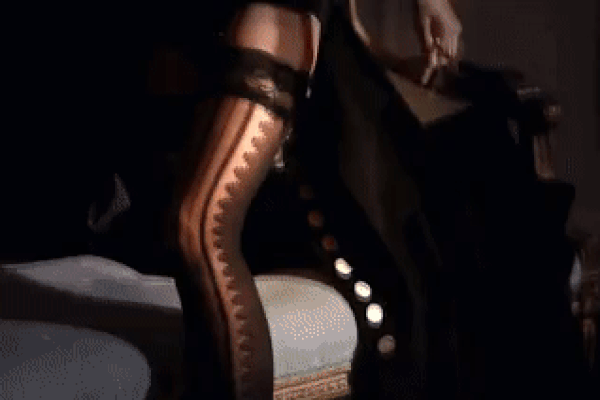 Quả bom sexy HyunA bị chê rẻ tiền vì vén váy khoe nội y, hài nhất là phản ứng sốc tận óc của vũ công phụ họa-5