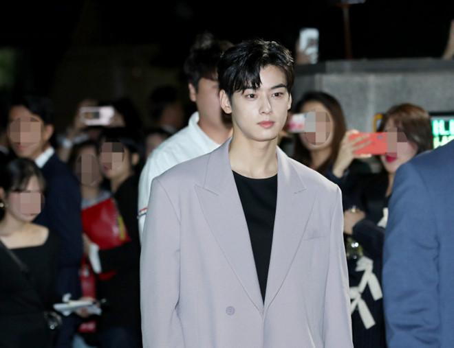 BLACKPINK Jisoo đẹp quyến rũ sau tin đồn hẹn hò, đọ sắc bên hồ ly Shin Min Ah-10