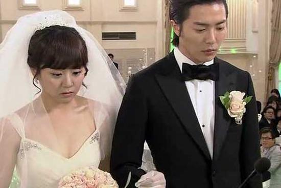 Sau 1 cuộc điện thoại ngay ngày cưới, cô dâu quyết tháo trả vàng viết đơn ly hôn