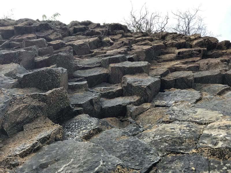 Phát lộ vỉa đá khổng lồ, đẹp tựa thắng cảnh Gành Đá Đĩa-1