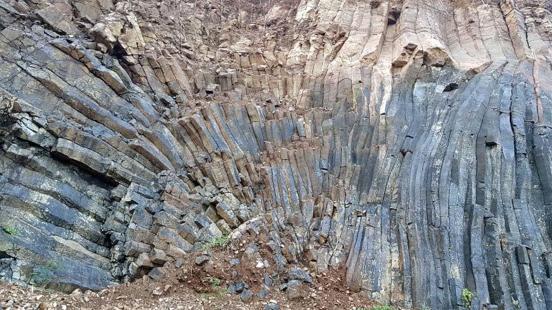 Phát lộ vỉa đá khổng lồ, đẹp tựa thắng cảnh Gành Đá Đĩa-3