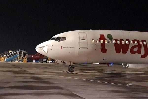 Máy bay Hàn Quốc hạ cánh khẩn xuống Tân Sơn Nhất sau tiếng động lớn-1