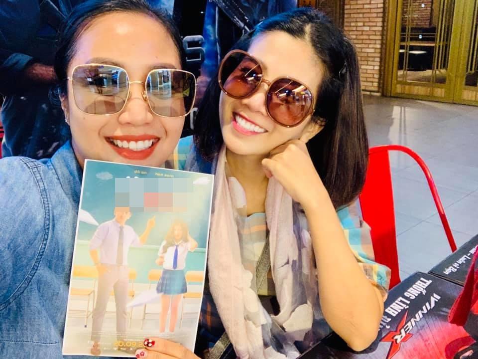 Diễn viên Mai Phương đã thoát cửa tử, cười rạng rỡ đến rạp chiếu phim-1