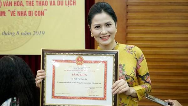 Nhan sắc đằm thắm của diễn viên phim Về nhà đi con vừa tuyên bố đã ly dị chồng-4