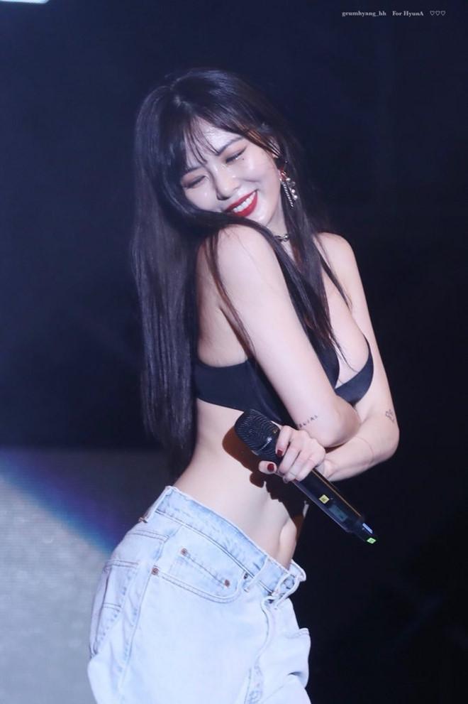 Quả bom sexy HyunA bị chê rẻ tiền vì vén váy khoe nội y, hài nhất là phản ứng sốc tận óc của vũ công phụ họa-4