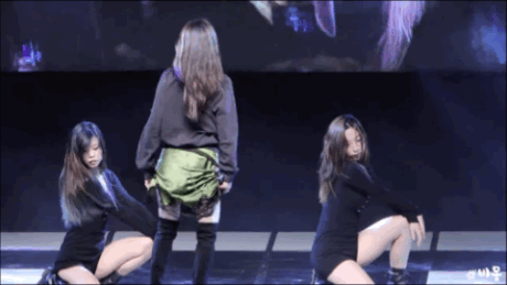 Quả bom sexy HyunA bị chê rẻ tiền vì vén váy khoe nội y, hài nhất là phản ứng sốc tận óc của vũ công phụ họa-2